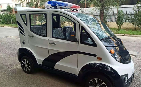 巴宜警用巡逻车